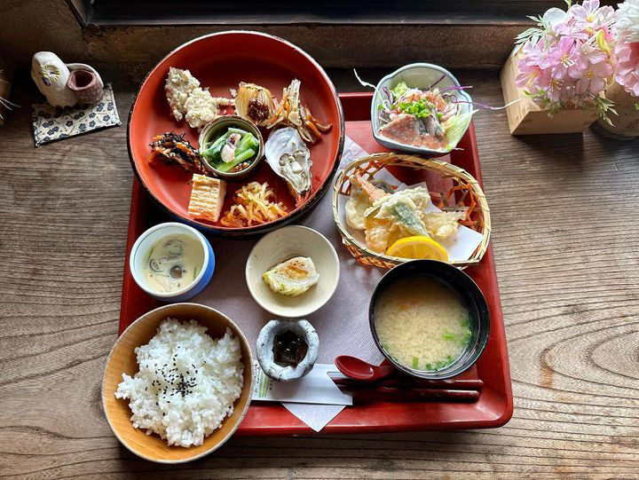 宇多津町新町 蔵カフェこうらく
